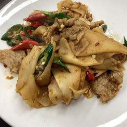 ผัดเผ็ดหน่อไม้ดองหมูป่า