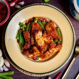 หมูกรอบผัดพริกแกง (กับข้าว)