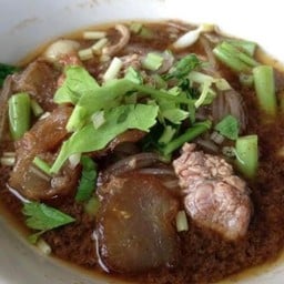 ร้านมงคลมั่งมี ยายขวัญก๋วยเตี๋ยวเรือ หลังบิ๊กซีมินิมหาวงศ์ หมู่บ้านพฤกษา