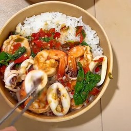 กระเพราทะเลราดข้าว