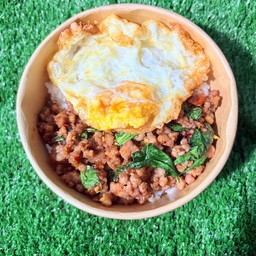 กระเพราหมูสับไข่ดาว