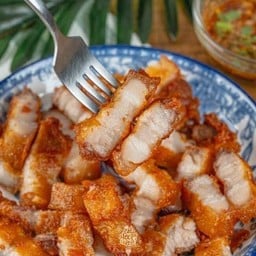 หมูกรอบทอดน้ำปลา