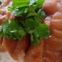 ข้าวขาหมูหนังล้วนพิเศษใส่ไข่