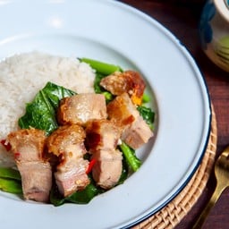 ผัดคะน้าหมูกรอบ