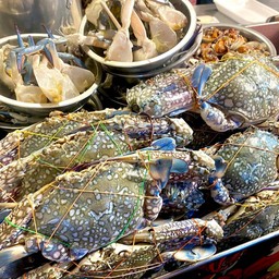 ยำมะม่วงปูม้ากลาง+กุ้งสด