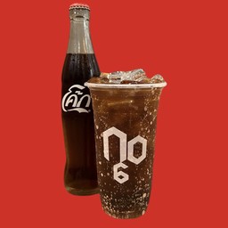 โค้กขวดแก้ว เทใส่แก้วพร้อมน้ำแข็ง