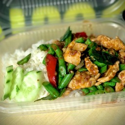 ผัดพริกแกงหมู  ราดข้าว