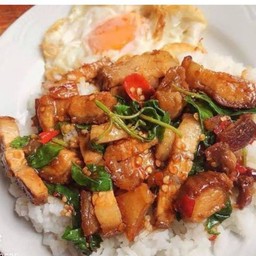 กระเพราหมูสามชั้นราดข้าว