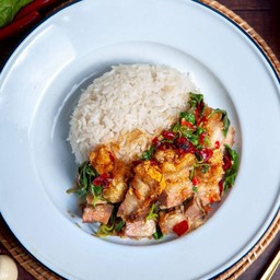 ผัดกระเพราหมูกรอบพริกแห้งโบราณ