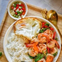 กระเพรากุ้งราดข้าว