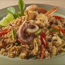 ข้าวผัดต้มยำปลาหมึก
