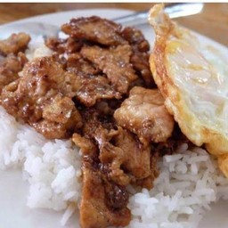 เนื้อหมักผัดกระเทียม ราดข้าว ไข่ดาว