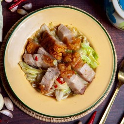 กะหล่ำปลีผัดหมูกรอบ กับข้าว