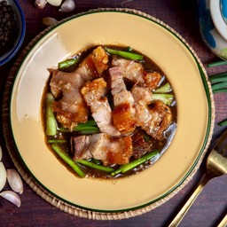 หมูกรอบผัดพริกไทยดำ (กับข้าว)