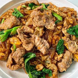 ผัดซีอิ๋วหมูเส้นใหญ่