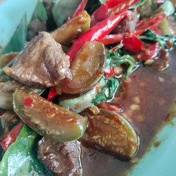 ผัดมะเขือใส่หมูชิ้นใส่ใบโหระพา(กับข้าว)