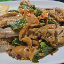 ข้าวกระเพราน่องไก่ตุ๋น