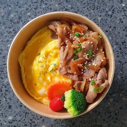 ข้าวไข่ข้นหมูสไลด์ผัดซอสญี่ปุ่น