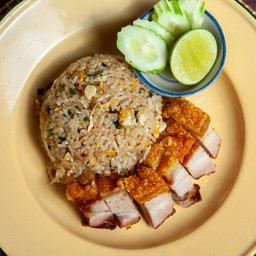 ข้าวผัดหมูกรอบ