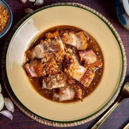 หมูกรอบทอดกระเทียม (กับข้าว)