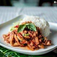 พริกแกงไก่หร่อไม้ราดข้าว