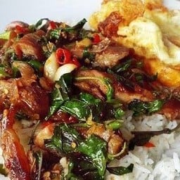 กระเพราหมูย่าง (ราดข้าว)