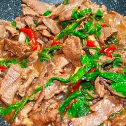 ข้าวกะเพราเนื้อชิ้น