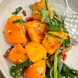 ไข่ครอบผัดพริกขี้หนู