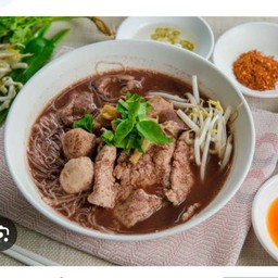 ก๋วยเตี๋ยวเส้นหมี่ น้ำตกหมู