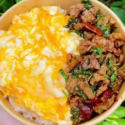 ข้าวไข่ข้นกะเพราหมูชิ้น