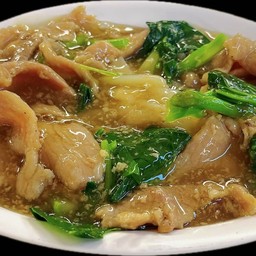 เส้นใหญ่ ราดหน้าหมูหมัก