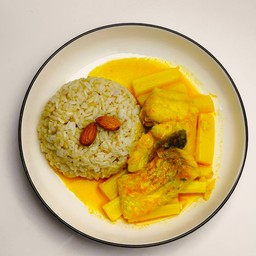 ข้าวกล้องแกงส้มใต้ปลากะพง (คลีน) Southern Thai Yellow Curry with Seabass and Coconut Shoot