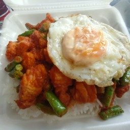 ข้าวผัดพริกแกงหมูสามชั้นไข่ดาว