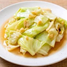 กะหล่ำปลีผัดน้ำปลา  ราดข้าว