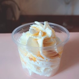 วิปปิ้งครีมเข้มข้นราดซอสคาราเมล