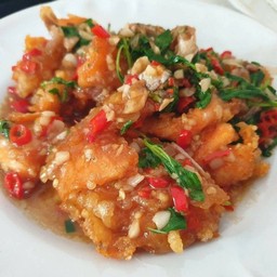 ปลาดอรี่ทอดราดซอสกะเพรา