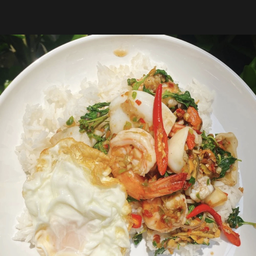 ข้าวกระเพราทะเล+ใข่ดาว