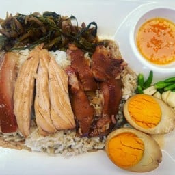 ขาหมูยูเรก้า รัชดา ซ. 4 เข้าซอยตรงมาข้ามสะพานร้านที่ 12 ฝั่งซ้าย