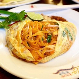 ผัดไท ห่อไข่ ( ใส่หมู )