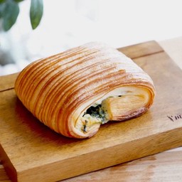 เพลนอูผักโขมอบชีส