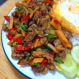 เนื้อสับ ผัดพริกแกง ใส่หน่อไม้ต้ม ราดข้าว
