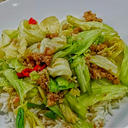 ข้าวราดผัดกะหล่ำหมูสับ