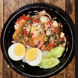 ข้าวหน้ายำปลากระป๋อง