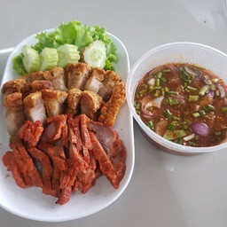 ชุดหมูกรอบหมูแดงน้ำจิ้มแจ่ว