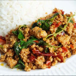 [อร่อยซ่ากับโค้ก] กะเพราหมูสับ แห้งๆ [ ราดข้าว ] +  โค้ก ออริจินัล (กระป๋อง) 