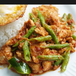 [อร่อยซ่ากับโค้ก] ผัดพริกแกงไก่ [ ราดข้าว ] +  โค้ก ออริจินัล (กระป๋อง) 