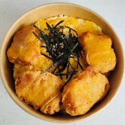 มาม่าห่อไข่ พร้อมด้วยนักเก็ตไก่4ชิ้น โรยหน้าด้วยสาหร่าย