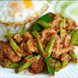 [อร่อยซ่ากับโค้ก] ผัดพริกแกง หมู [ ราดข้าว ] +  โค้ก ออริจินัล (กระป๋อง) 