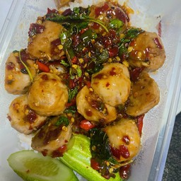 กะเพราลูกชิ้นเอ็นเนื้อ