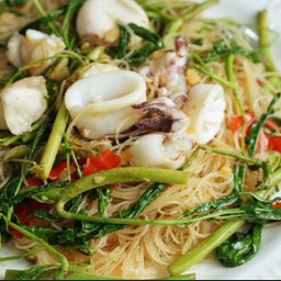 หมี่กระเฉดปลาหมึก